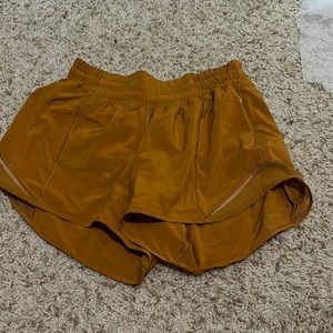 RARE LULULEMON HOTTY HOT SHORTS size 4/ 4 inch